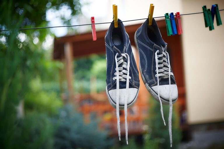 THE QUICK AND EASY WAY TO DRY YOUR RUNNING SHOES